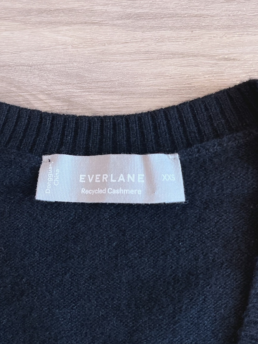Everlane Black 100% Cashmere V-Neck Sweater - Picture 2 of 5